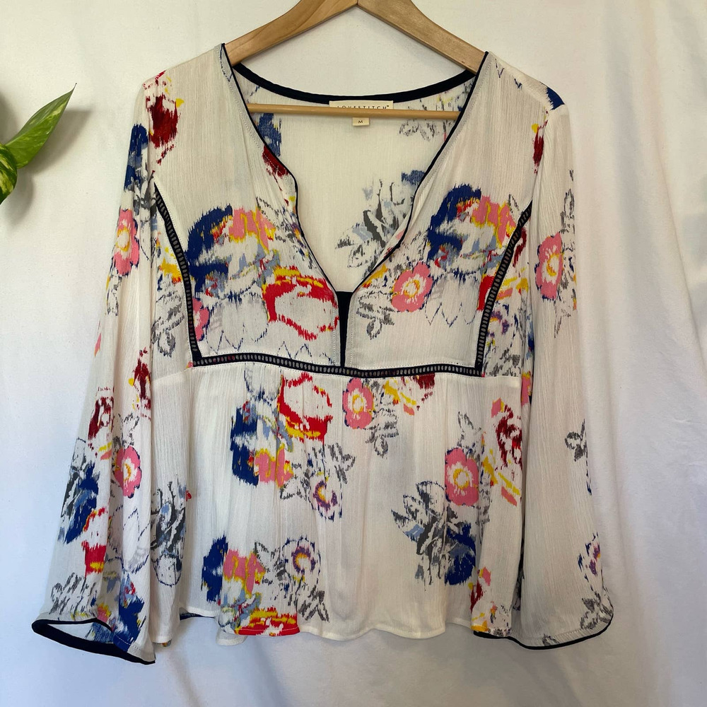 LOVESTITCH WHITE FLORAL FLOWY SLEEVE BLOUSE, M
